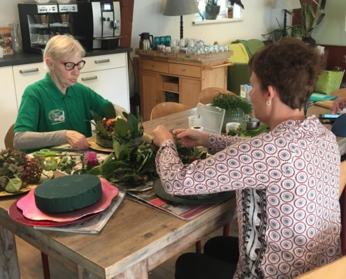 Inloophuis-de-sociale-huiskamer-activiteit-bloemschikken Activiteit Bloemschikken Inloophuis Sociale Huiskamer
